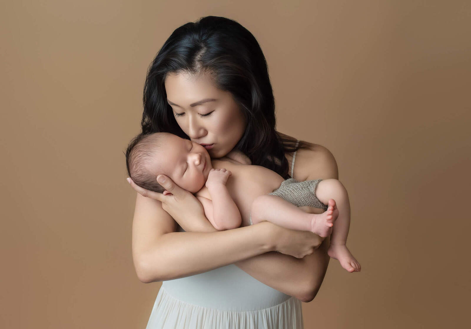mom and baby photoshoot in los angeles photography studio