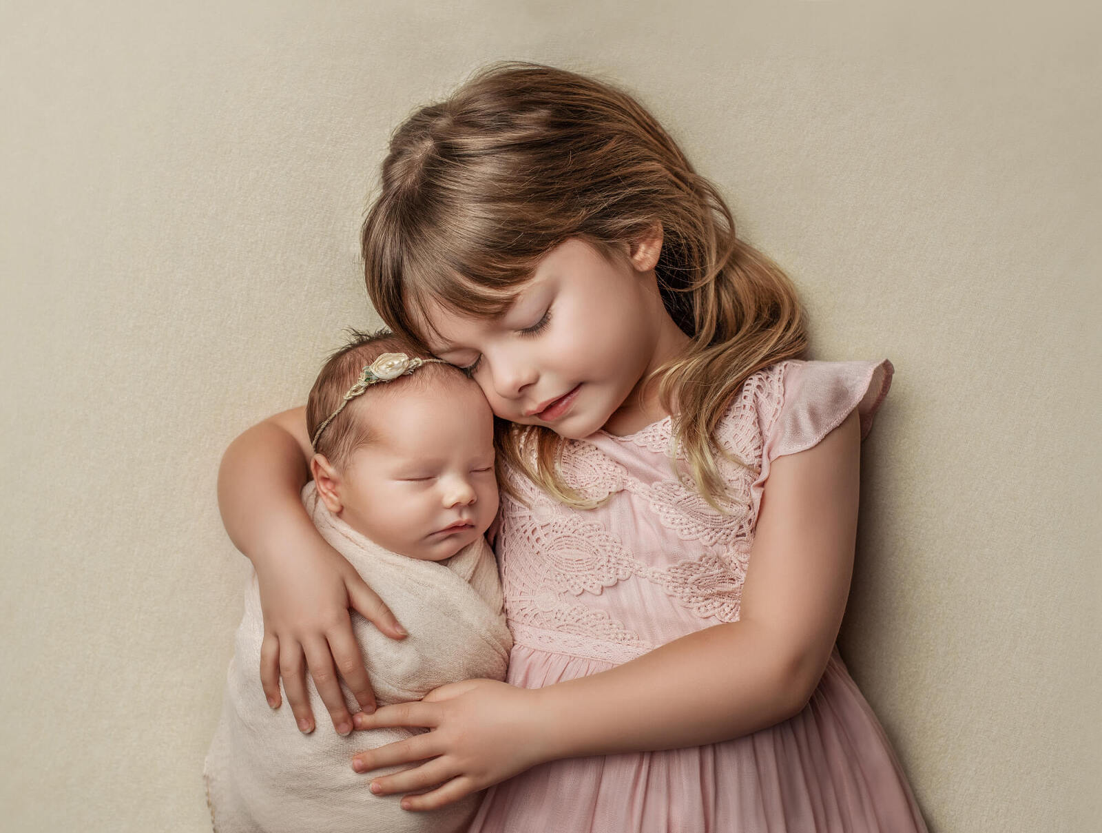 adorable los angeles newborn photography sisters hugging